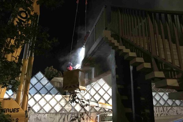 Les agents de la Dirif ont travaillé toute la nuit pour éviter l'effondrement de la passerelle pour piétons heurtée par un camion sur la N118.