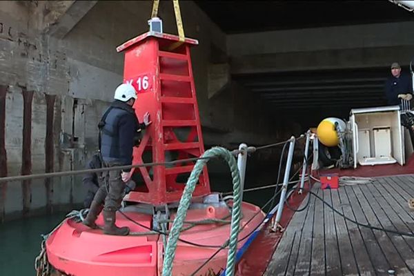 La bouée récupérée dans le Pertuis d'Antioche a été ramenée à La Rochelle.