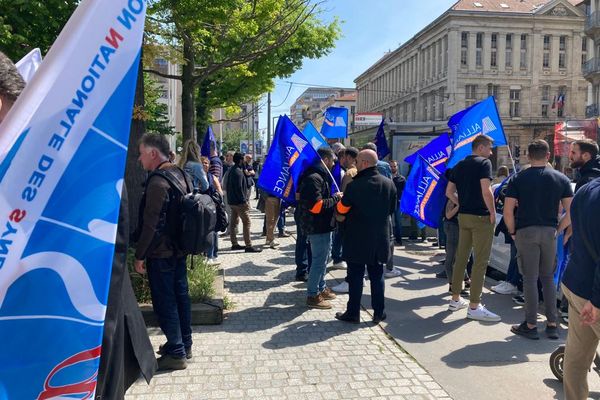 Manifestation des policiers à Lyon : une centaine de personnes rassemblées ce midi devant le tribunal (3e) - 2/5/22