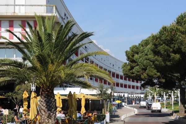 Peu de jeunes dans le centre-ville de Royan en dehors des périodes estivales.