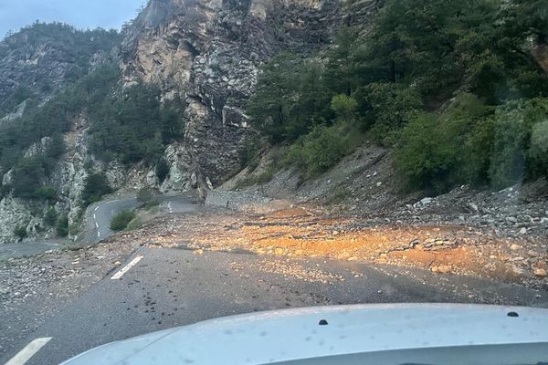 Les orages dans les Alpes du Sud ont provoqué d'importants dégâts sur les routes.