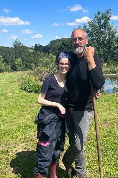 Mathieu Baron et sa fille sur leur ferme en permaculture