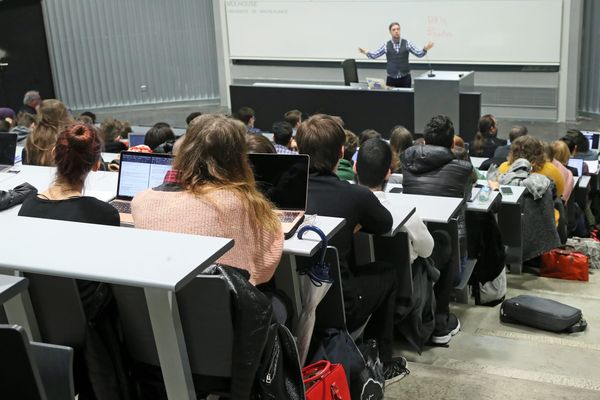 Le virus pourrait s'être largement diffusé au sein de la population universitaire, qui compte plus de 20 000 personnes dans les campus de Saint-Etienne.