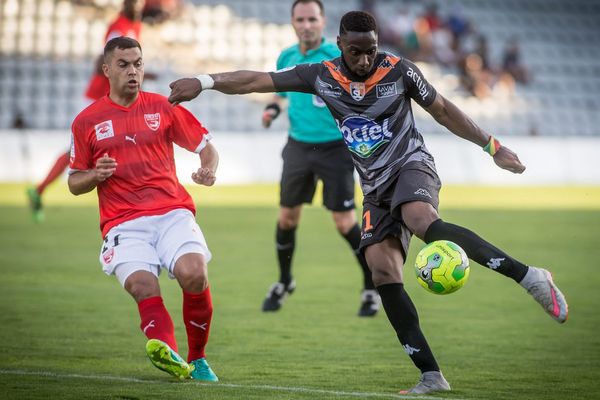 Reprise du championnat de Ligue 2 pour Laval, qui se déplaçait à Nîmes. 