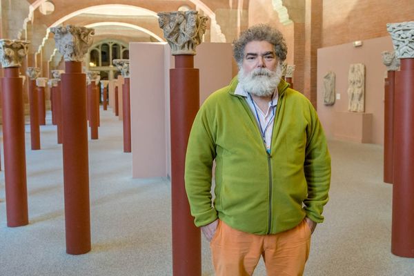 Jorge Pardo dans la salle des chapiteaux du musée des Augustins