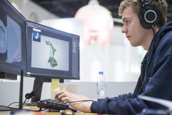 Dan McCaby, concentré sur son épreuve de design à l'occasion des Worldskills 2017 à Abu Dhabi.