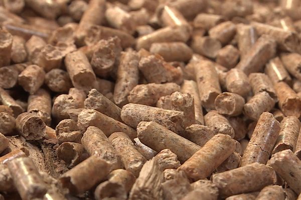 Les pellets, fabriqués à partir de résidus de sciure de bois, sont disponibles 24 heures sur 24, tous les jours, au drive de Marckolsheim (Bas-Rhin).