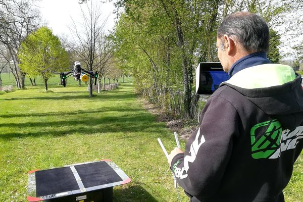 Christophe Buisson, spécialiste dans l'imagerie par drone, a eu l'idée de cet appareil contre les frelons.