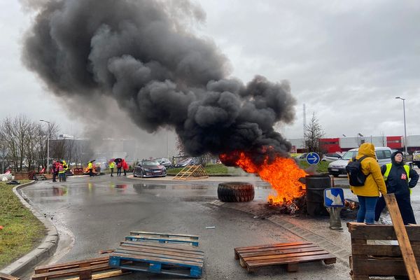 Le piquet de grève à la zone industrielle nord d'Amiens, le matin du 8 mars.