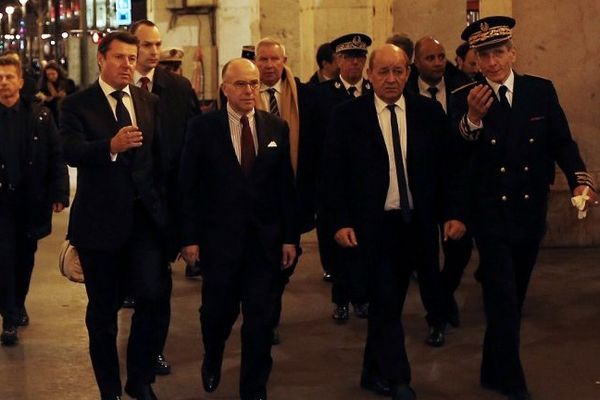 Le ministre de l'Intérieur Bernard Cazeneuve (ici en compagnie du ministre de la Défense Jean-Yves Le Drian, de Christian Estrosi et du préfet) qui est venu ce mardi soir à Nice saluer les trois militaires attaqués à l'arme blanche devant un centre communautaire juif.
