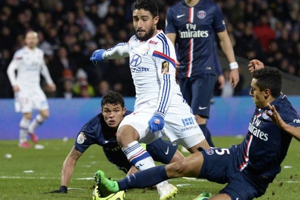 Le lyonnais Nabil Fekir à la lutte avec les joueurs parisiens Marquinhos et Thiago Silva lors du choc OL-PSG de la 24e journée de Ligue 1.