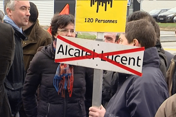 Mobilisation des salariés d'Alcatel Rennes pendant la visite de la direction le 27 février 2014