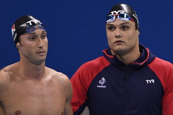 Visages fermés pour Fabien Gilot et Florent Manaudou après leur médaille d'argent en relais 4x100.