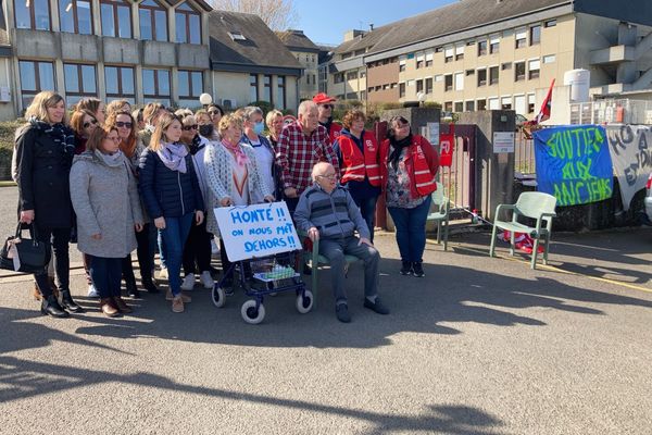 Rassemblement devant l'hôpital de Sancerre