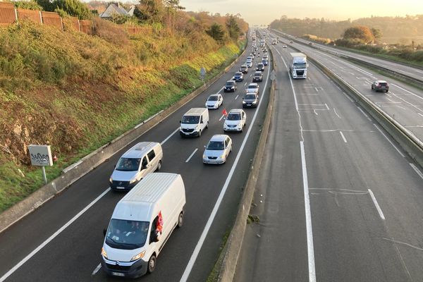 Les salariés de Fonderie de Bretagne ont défilé en convoi escorté de Caudan à Lorient ce vendredi 6 décembre 2024.