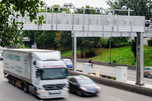 Un portique à écotaxe, équipé de caméras, de récepteurs radios et de lasers.