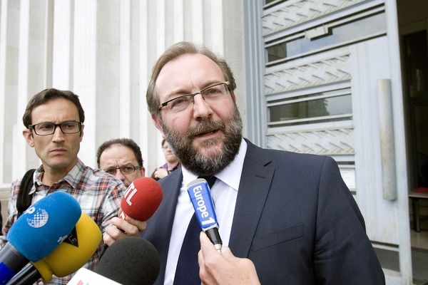 Gérard Dalongeville, ancien maire d'Henin-Beaumont, le 27 mai dernier, à la sortie du tribunal de Bethune ou il est renvoye pour "detournement de fonds publics", "faux et usage de faux", "favoritisme" et "corruption". 