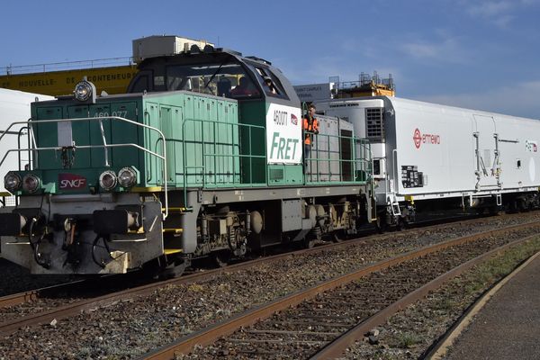 Le train des primeurs comporte 14 wagons frigorifiques.