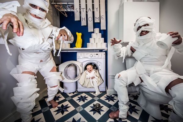 Arthur transporté par ses parents dans l’attaque des momies confinées ! " Maman est à côté de Bébé pendant sa prise de vue. Pas de gâchis, tout le PQ nécessaire à cette mise en scène est en cours d’utilisation " précise l'auteur