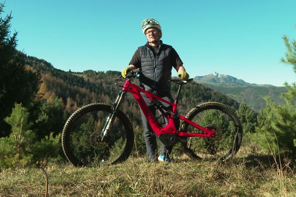 De moins en moins enneigée, la station de ski de Camurac, dans l'Aude développe de nouvelles activités pour pouvoir fonctionner toute l'année. parmi elles, le velo et notamment le VTT pour lequel elle dessinne une nouvelle piste.