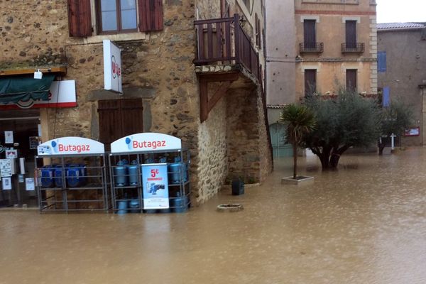 les rues inondées de Bize-Minervois dans l'Aude suite aux crues de la Cesse le 14 février 2017