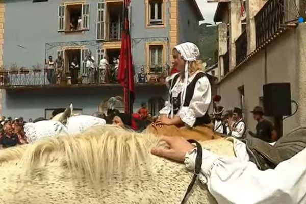 La joie de la mariée épargnée d'une coucherie forcée avec le comte, lors de la A Stacada en 2019. • © Clément Fourcade / FTV