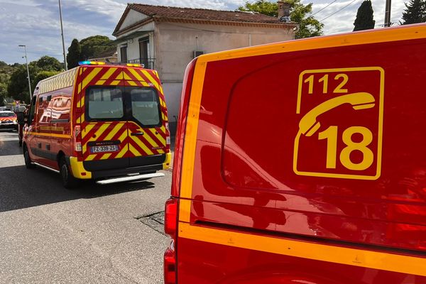 Les pompiers avenue Félix Raybaud à Grasse, où un conducteur de deux-roues est décédé ce 8 juin.