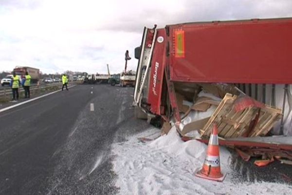 Il a fallu près de 10 heures pour relever les camions et dégager la chaussée