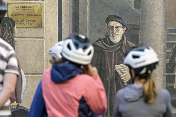 L'Abbé Pierre sur la fresque des Lyonnais. Si la ville n'est pas décisionnaire, elle milite pour que l'éccléastique soit retiré de la fresque, situé dans le 9ème arrondissement.