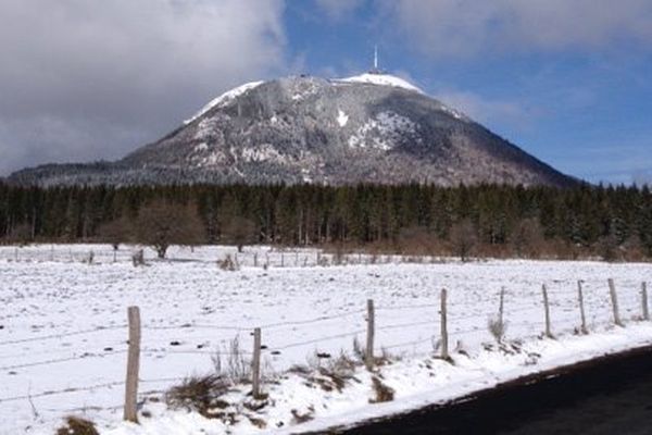 Un léger voile de neige recouvre le Puy-de-Dôme, symbole du brusque rafraîchissement des températures en ce début de printemps.