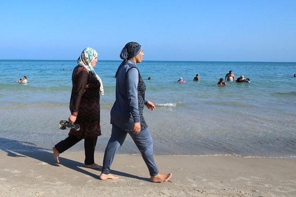 Faut-il interdire cette tenue portée par certaines femmes musulmanes sur les plages ?