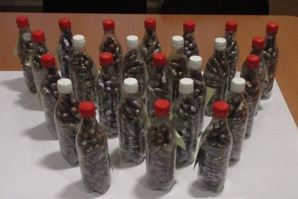 Le groupe de surveillance et de recherches de la gendarmerie des Alpes-maritimes ont découvert 25 bouteilles de "coca-cola" contenant des ovules de résine de cannabis