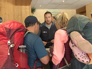 À l'office du tourisme de Venosc, Loïc Troisky renseigne les quelques rares visiteurs de passage dans la vallée.