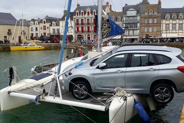 Une voiture a atterri sur à cheval sur un catamaran amarré dans le port du Croisic le 7 septembre 2017