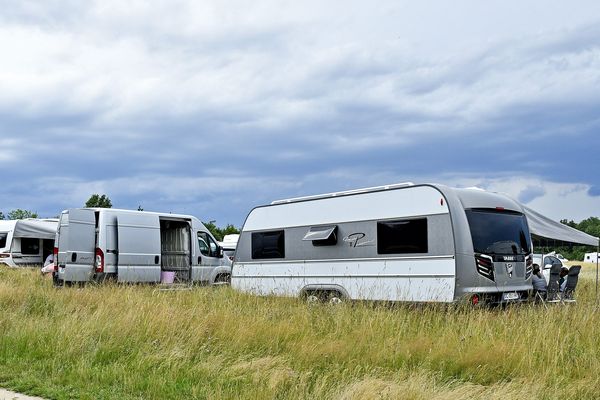 Une centaine de caravanes de la communauté évangélique "Vie et Lumière" se sont installées illégalement près du lycée Victor-Hugo à Colomiers (Haute-Garonne), dimanche 2 juin (illustration).