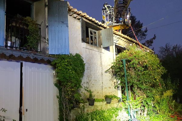 Un violent incendie s'est emparé d'une maison sur la commune de Rivières dans le nord du Gard. Lundi 11 septembre 2023.