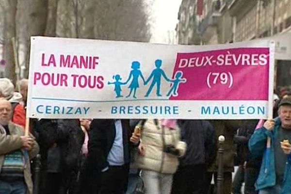 La délégation venue des Deux-Sèvres dans la manifestation