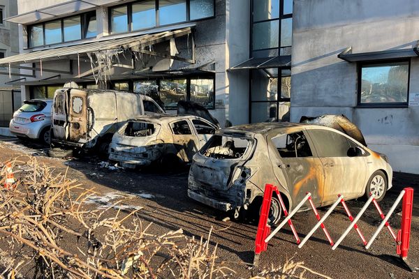 Plusieurs véhicules ont été incendiés devant le bâtiment de l'ARS à Limoges. La piste criminelle est privilégiée.