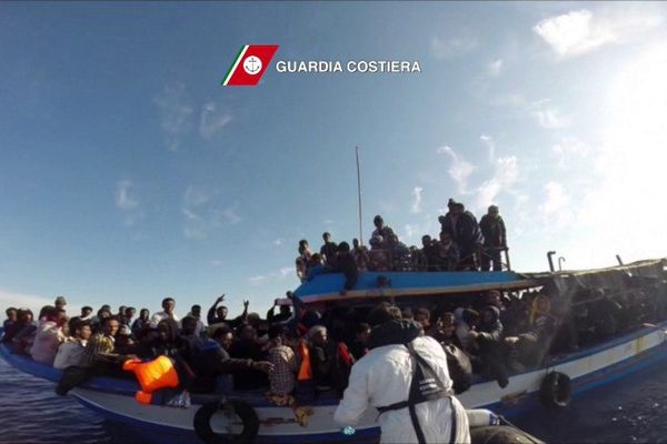 Des gardes côtes italiens interviennent en Méditerranée le 13 avril dernier