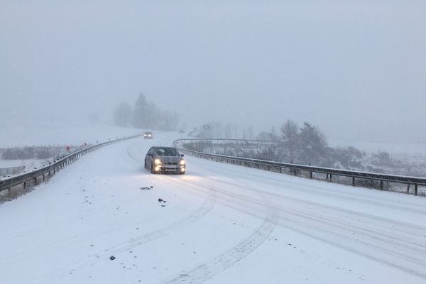 Jeudi 14 novembre, la circulation est délicate sur certaines routes de Haute-Loire en raison de la neige et du verglas, comme ici sur la RN88. 