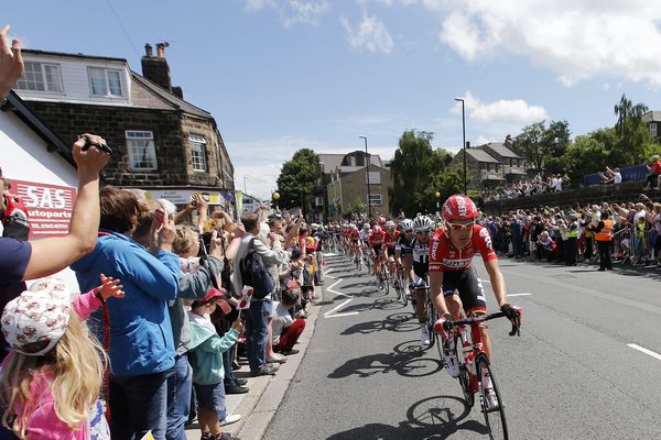 Première étape entre Leeds et Harrogate. Grosse ferveur populaire autour des coureurs. 