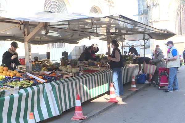 Suite aux mesures gouvernementales pour endiguer la propagation du coronavirus, le marché de Clamecy avait fermé en mars dernier. Pour le week-end de Pâques, il ouvre de nouveau... avec des conditions de sécurité renforcées.