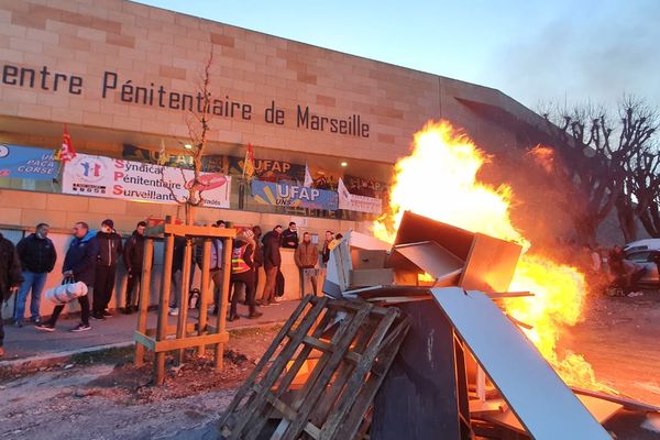 Les surveillants en grève bloquent l'accès et le parloir de la prison des Baumettes.