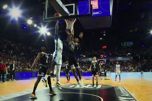 Ce vendredi 08 novembre 2024, le Caen Basket Club (CBC) reçoit Rouen Métropole Basket (RMB) pour la 12ᵉ journée de Pro B. À la mi-temps, le RMB mène de 13 points (52-39).