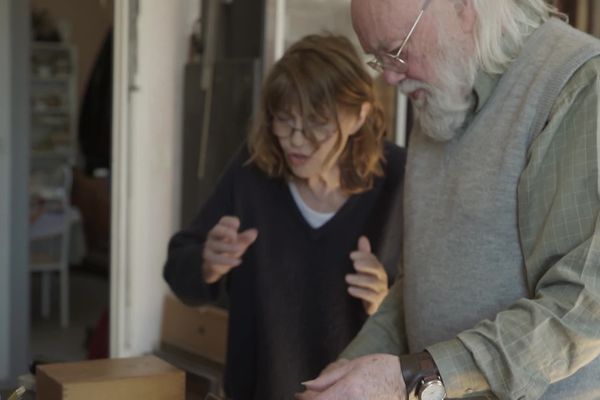 Jane Birkin dans l'atelier du sculpteur breton Ronan Jim Sévellec