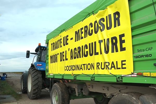 Un véhicule agricole aux couleurs de la Coordination rurale en partance pour Paris.