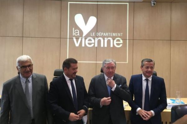 Alain Pichon entouré des trois derniers présidents du conseil départemental de la Vienne, de droite à gauche, Claude Bertaud, Alain Pichon, Alain Fouché, Bruno Belin.