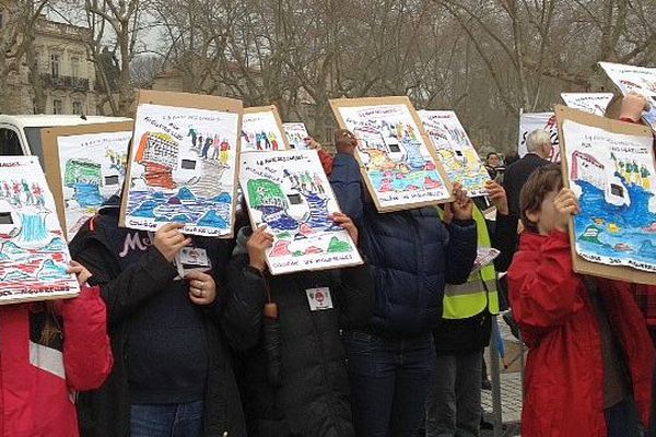 Montpellier - les parents d'élèves du collège des Aiguerelles profitent de l'éclipse pour manifester sur la place de la Comédie - 20 mars 2015.