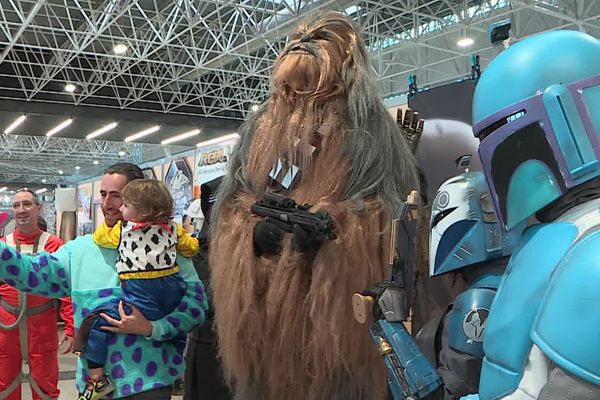 Les personnages de la saga Star Wars étaient évidemment de la partie. Ici Chewbacca et des Mandaloriens prennent la pose pour les visiteurs.