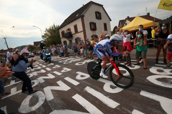 Le passage de Thibaut Pinot à Mélisey lors de la 20e étape du Tour de France cycliste, un contre-la-montre entre Lure et La Planche des Belles Filles en Haute-Saône